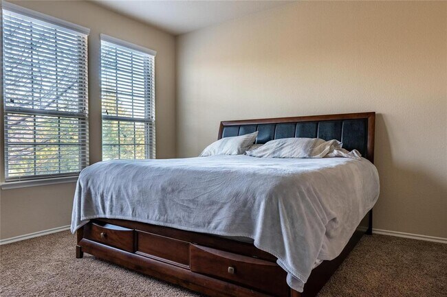 Building Photo - 333 Allerton Mews