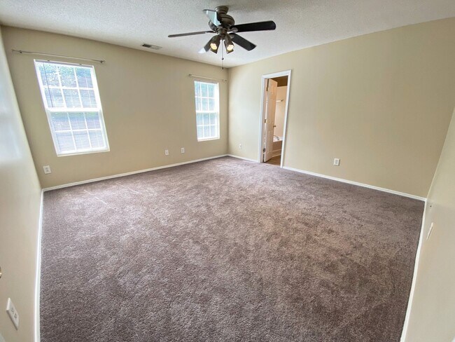 Building Photo - LOCATION IS KEY!!  4 Bedroom House in the ...