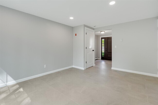 Building Photo - 5 Helen Dr