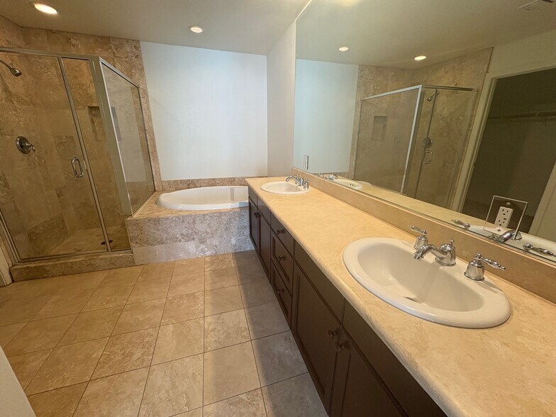 Master Bath - 128 N Oak Knoll Ave