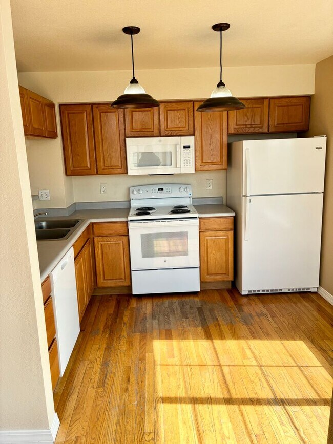 Building Photo - Great Location! Attractive 3 Story Condo