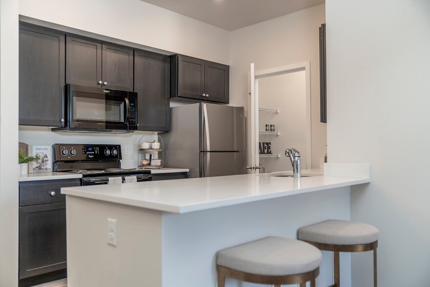 1x1 Deluxe l Model Breakfast Nook + Kitchen - 1500 Orchard Apartments