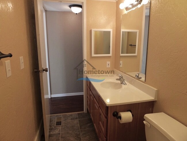 Building Photo - Beautiful & Clean 2 Bed 1 Bath Manufacture...