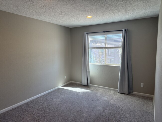 Building Photo - 6624 Yawkey Way NE