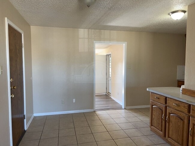 Building Photo - 3808 Peaks Dr