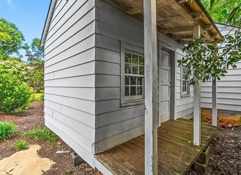 Building Photo - 703 Woodland Dr