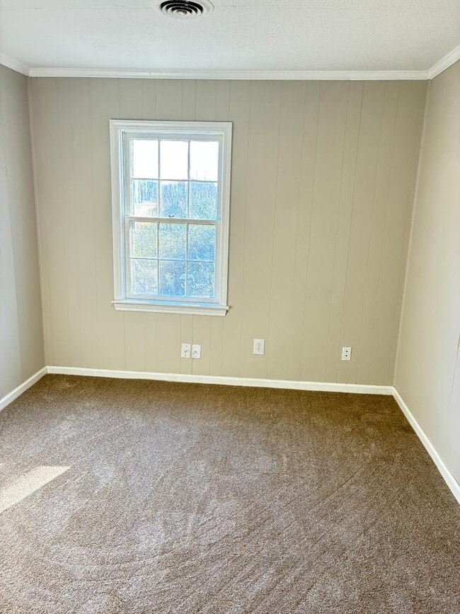 Building Photo - 1612 Dartmore Dr N