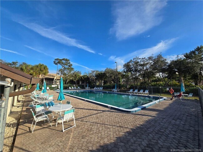 Building Photo - 2114 SW Silver Pine Way