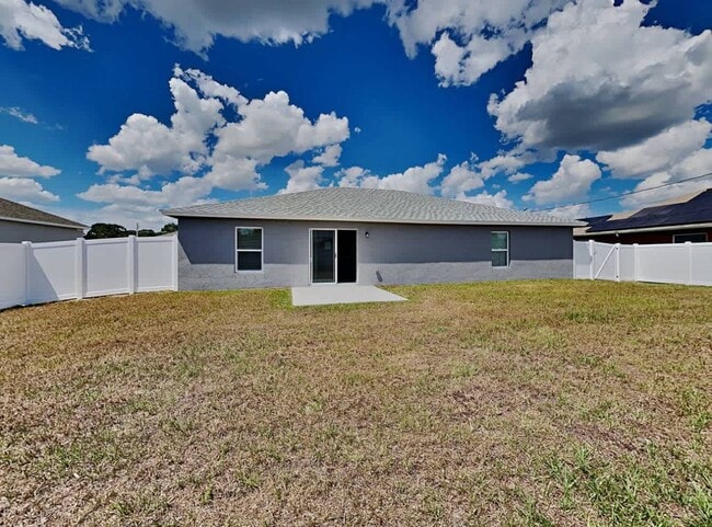 Building Photo - 2039 SW Trenton Ln