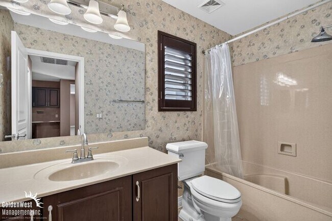 Building Photo - Beautiful 3Bdm 2.5Ba Home with Private Backyard in Power Ranch!