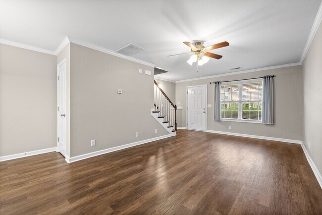 Building Photo - Updated Townhome near Tennova Hospital