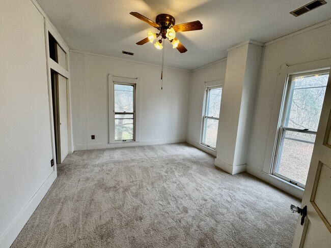Building Photo - 4550 E Ooley Ave