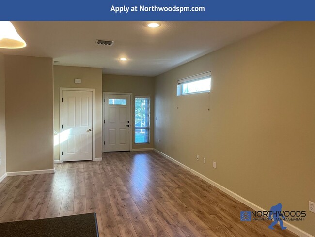 Building Photo - Beautiful 2 Bedroom 2.5 Bath Townhouse in ...