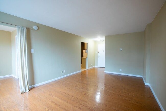 Building Photo - Lovely 1 BR/1 BA Condo in Logan Circle!