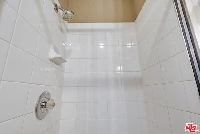 Building Photo - 5187 Knollwood Way