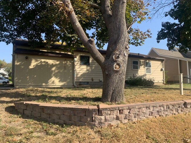 Building Photo - 3 bedroom, 1.5 Bath Home located near Skyv...