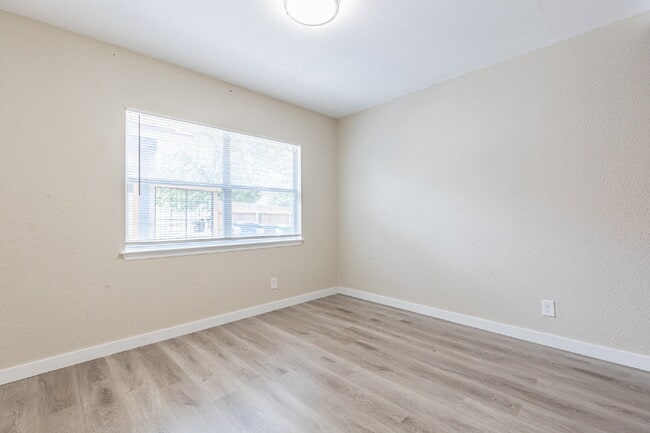 Building Photo - 1366 Bayou Dr