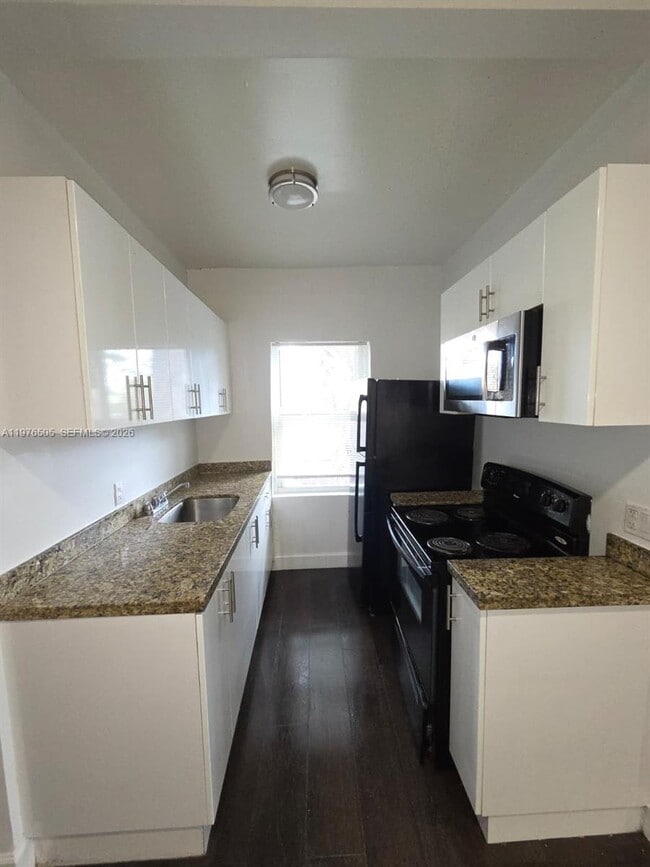 Building Photo - 337 SW 10th Ave