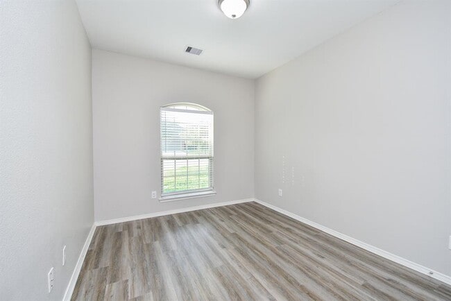 Building Photo - 946 Oak Falls Dr