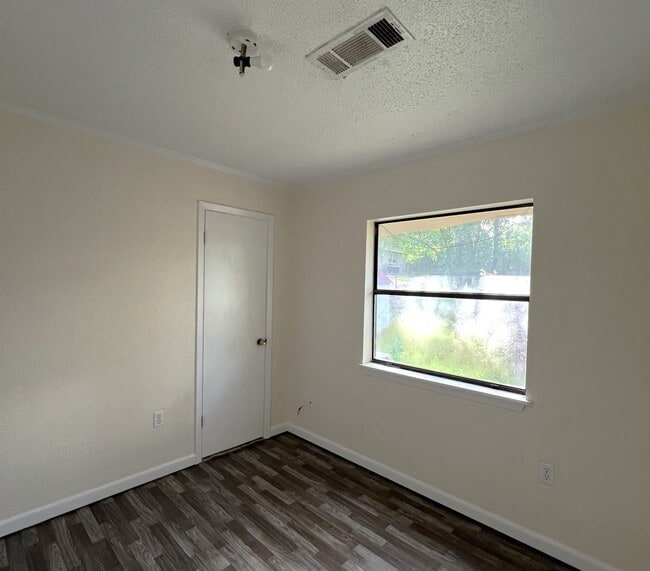 Building Photo - 1043 Westwood Dr