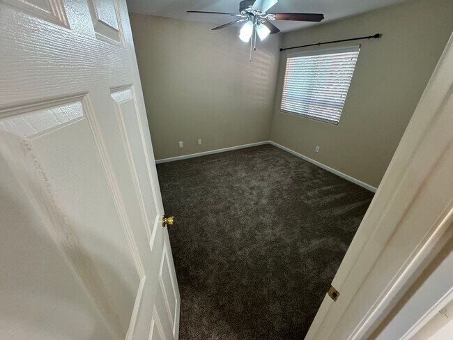 Building Photo - Charming 3-bedroom home located in the picturesque town of Pahrump!