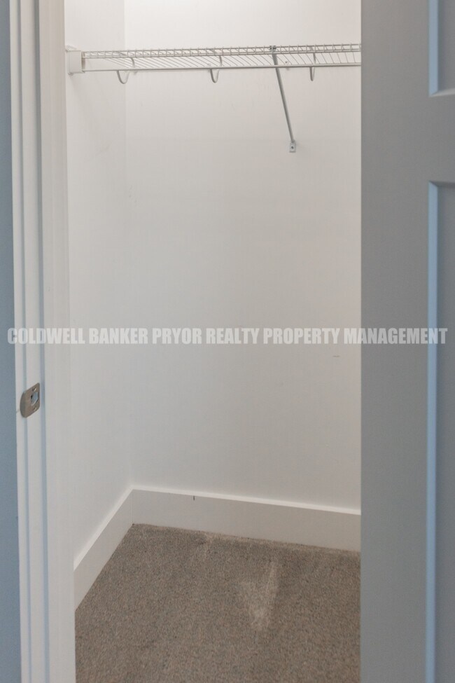 Building Photo - 9618 Shooting Star Cir