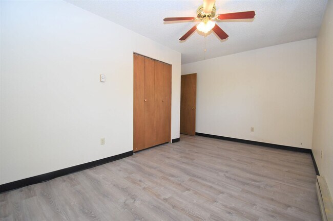 Building Photo - Great Location! Top Floor 2 bed 1 bath and detached garage!