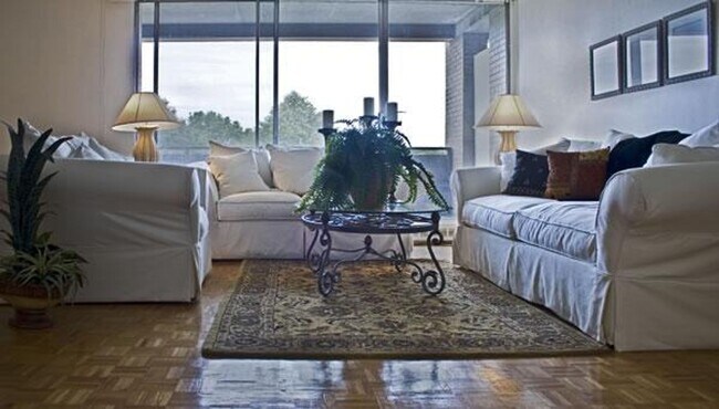 Building Photo - Great Location 1Br/1Bth. Heat & Hot Water ...