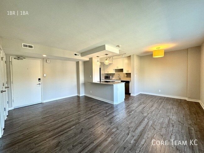 Building Photo - One bedroom near Plaza - in unit laundry!