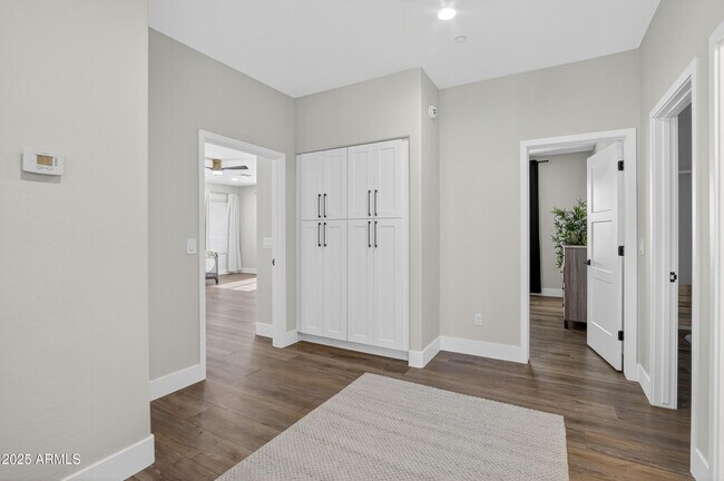 Building Photo - 10587 E Sheena Dr
