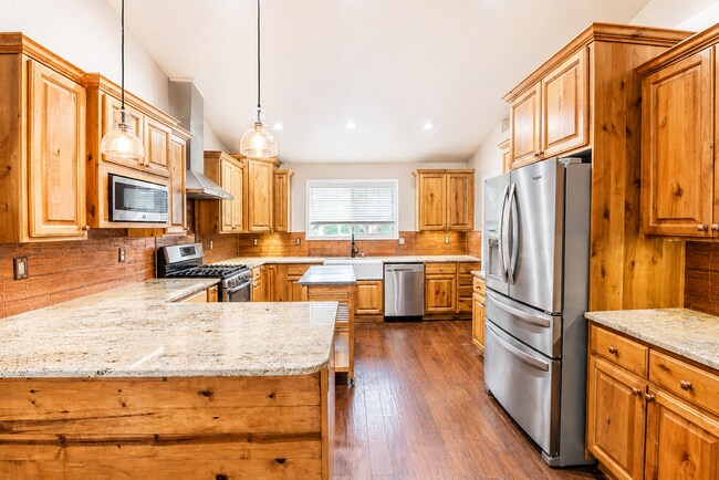 Building Photo - 4 Bedroom, 3 Bathroom Home with Two Master Suites
