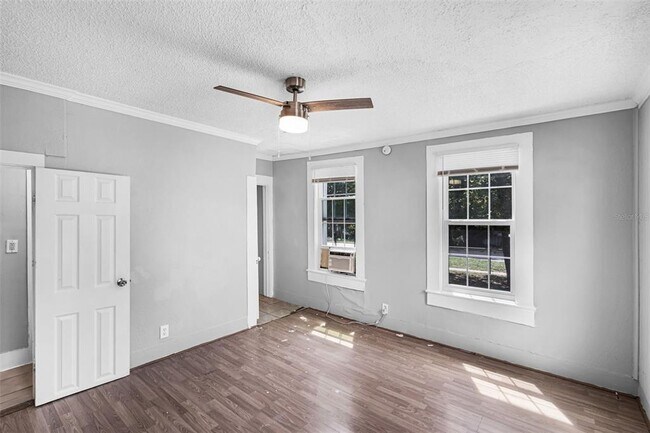 Building Photo - 113 S Grove St