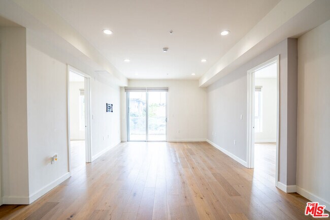 Building Photo - 105 S Mariposa Ave