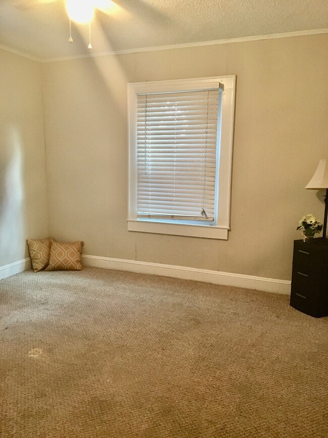 Building Photo - SPACIOUS 2 BED HOUSE!  If there was a picture of QUAINT in the dictionary, this house would be it.