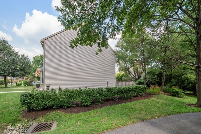 Building Photo - Wonderful 2BR/3.5BA townhouse located in B...