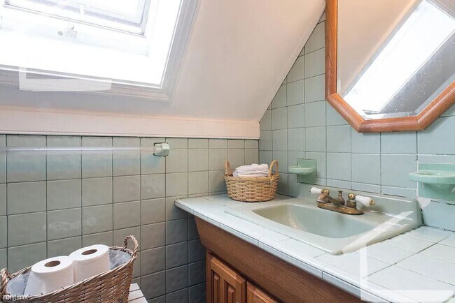 Building Photo - BROKER FEE PAID BY OWNER!!! Five bed Three Bath in lower Allston.....