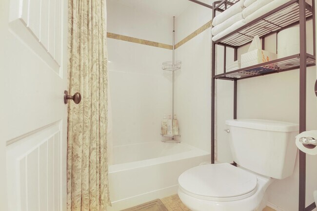 Building Photo - 403 Deerpath W