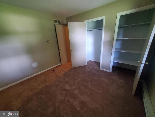 Building Photo - 570 Guldin Rd