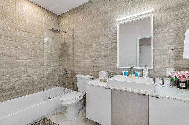 Building Photo - 826 SW 14th Ct