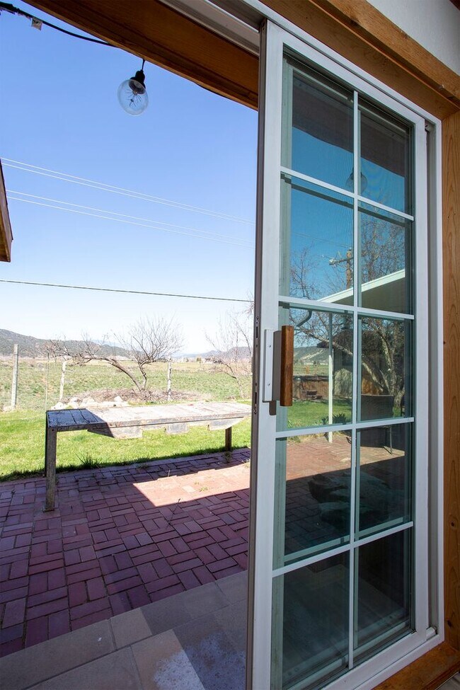 Building Photo - 5 Bedroom, 3 Bath house located in El Jebe...