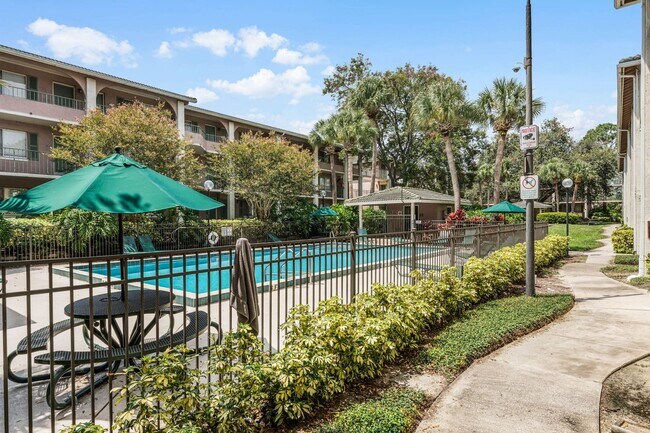 Building Photo - Newly Renovated ~ Ground Floor Condo in th...