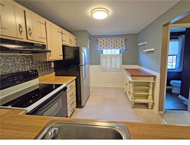 Building Photo - 711 Newton Square Dr