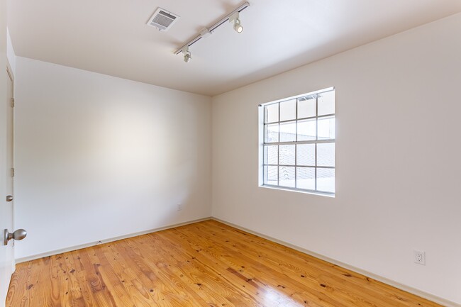 Building Photo - 1420 W Alabama St