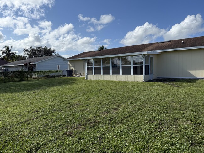 Building Photo - 444 SW Meadow Terrace