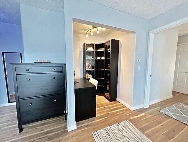 Building Photo - Furnished Cozy 1 Bedroom / 1 Bath Condo - ...