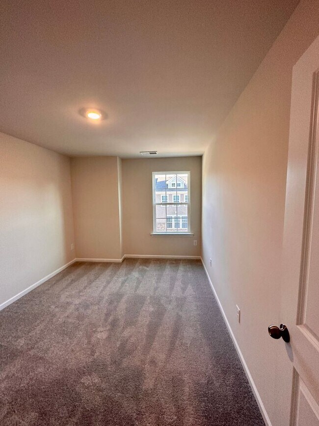 Building Photo - 4BR/3.5 Bath Townhouse in Prime Ballantyne Location; Great Schools