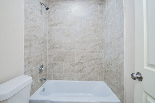 Building Photo - 818 Overland St