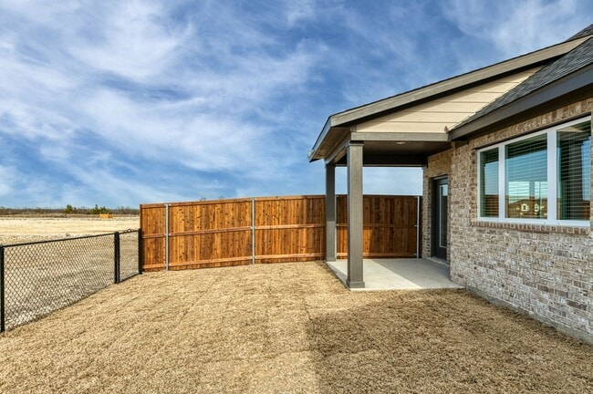 Building Photo - AVAILABLE NOW! 3 BEDROOM TRIPLEX  LOCATED ON 1-ACRE LOT IN MIDLOTHIAN, TX!