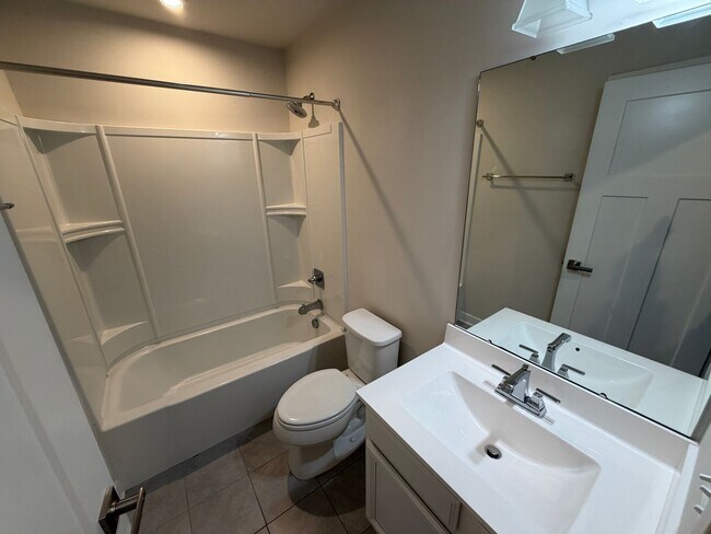 Building Photo - Like-New 4 Bedroom Townhouse