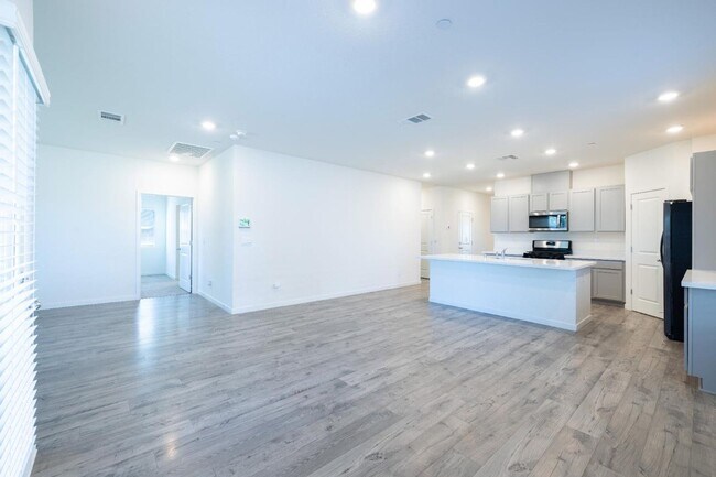 Building Photo - 4 bedroom 2 bath